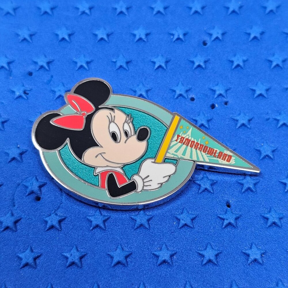 Disney Niftie Fifties Flashback 2025 Mystery Character Pennant Minnie Mouse LE 5